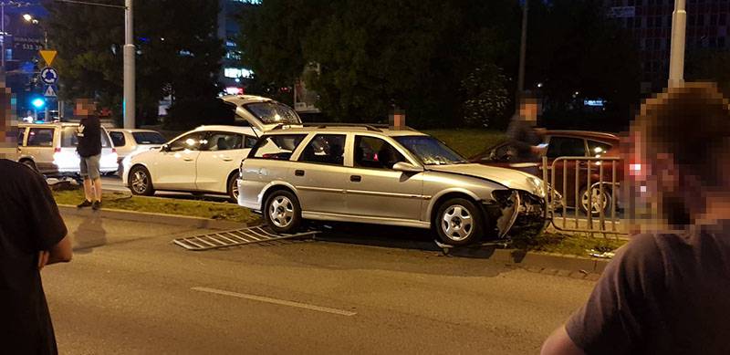 Kolizja na ul. Filaretów w Lublinie. Opel zjechał na pas zieleni i ściął barierki 2 61883328 479832276099001 3781087562978820096 n
