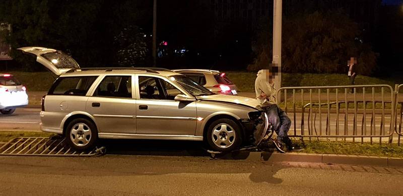 Kolizja na ul. Filaretów w Lublinie. Opel zjechał na pas zieleni i ściął barierki 3 62484850 286988555446476 7664241665082654720 n