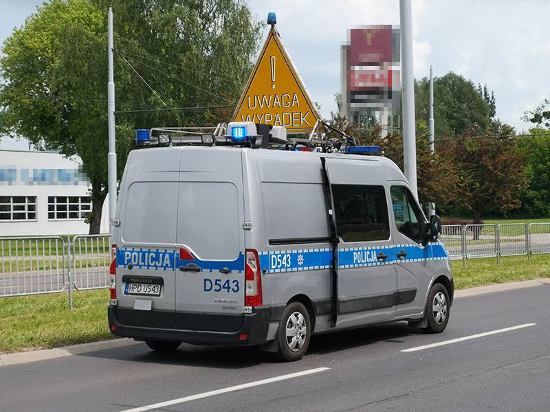 Pieszy potrącony przez ciężarowego MANa. Wtargnął wprost pod jadący samochód 1 policja uwaga wypadek