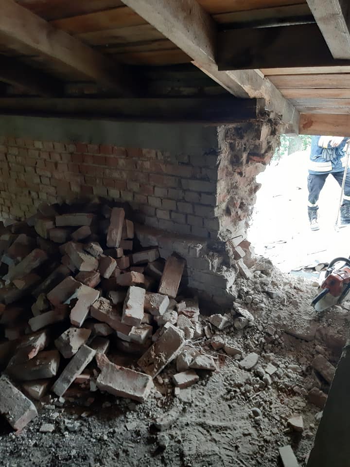 Krowa weszła na dach dworku i nie chciała zejść. Nietypowa interwencja strażaków 1 67574340 2742269999157172 874563046360481792 n
