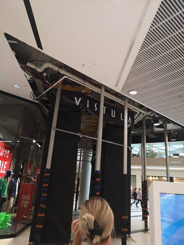 Rury podtrzymują strop w galerii VIVO! Lublin. Mieszkańcy pytają o stan budynku 2 IMG 20190802 155422