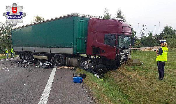 Zjechała na przeciwny pas, prosto pod jadącą ciężarówkę. Nie żyje 2-letnie dziecko 1 68 153911