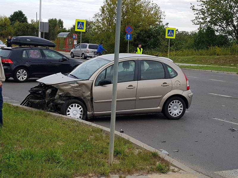 Wymuszenie pierwszeństwa przyczyną wypadku na skrzyżowaniu. Dwie osoby trafiły do szpitala 2 70739984 781256012328823 1918266302883954688 o