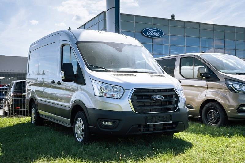 Jak wybrać samochód dostawczy do firmy i na co zwrócić uwagę przy zakupie? 21 Salon Ford 16