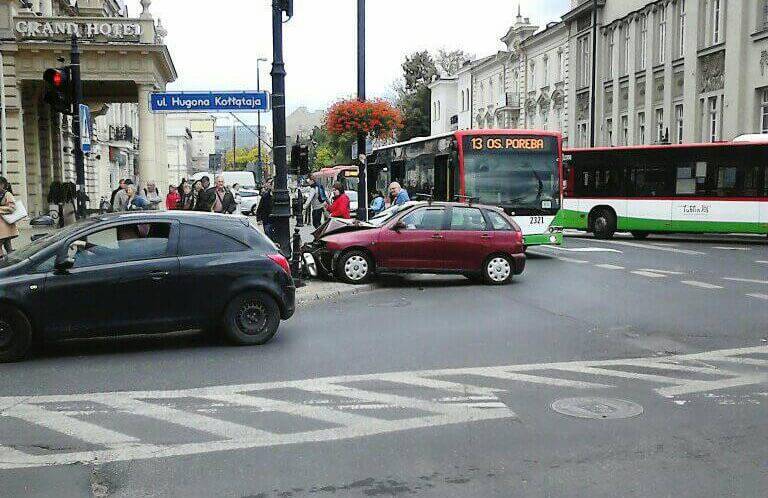 Wypadek w centrum Lublina. Seat na słupie. Starszy mężczyzna trafił pod opiekę ratowników 1 71143506 745649715906059 1835213042812452864 o