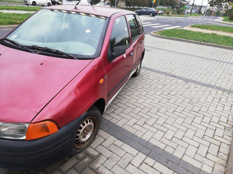 Porzucony samochód na parkingu przy Ogrodzie Botanicznym. Zostanie odholowany na koszt właściciela 1 71950864 509412076558012 6645426970945388544 n 1