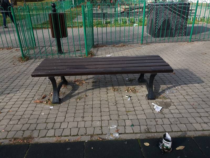 Puste butelki, szkło i niedopałki. Tak wygląda plac zabaw w centrum Lublina 1 72612005 411541179765318 563881484583174144 n 1
