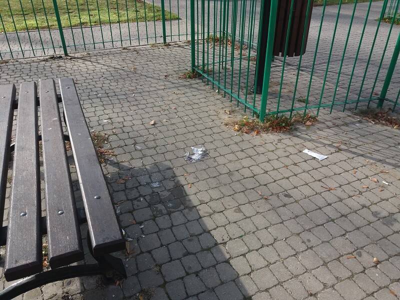 Puste butelki, szkło i niedopałki. Tak wygląda plac zabaw w centrum Lublina 2 73076598 430920930960291 508119610646593536 n 1