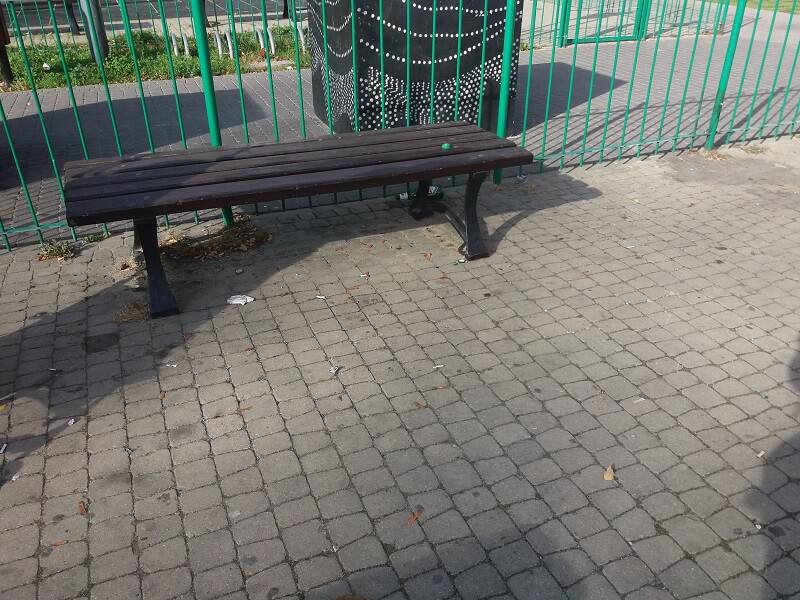 Puste butelki, szkło i niedopałki. Tak wygląda plac zabaw w centrum Lublina 3 73096551 511985906316545 8360917469669359616 n 1