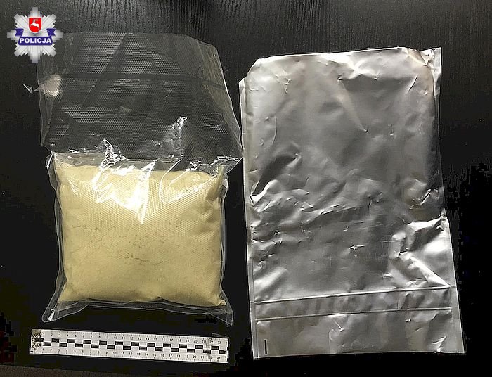 Policyjny pies wykrył narkotyki w mieszkaniu przy ul. Lubartowskiej. Policjanci zatrzymali 21-latka 2 68 158325