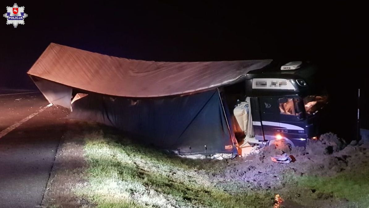 Kierowca BMW jechał za szybko. Na łuku drogi uderzył czołowo w ciężarówkę 1 68 158790
