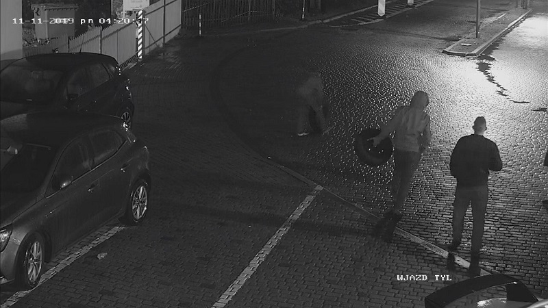 Cofając uderzył w zaparkowane auto przed salonem samochodowym i uciekł 2 godz 3 20