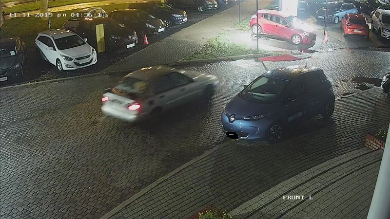Cofając uderzył w zaparkowane auto przed salonem samochodowym i uciekł 1 godz 3 36 c