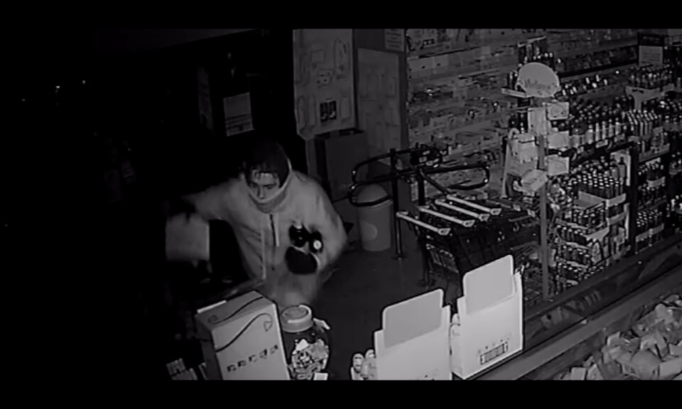 Włamał się do sklepu. Ukradł drogi alkohol i papierosy. Policja publikuje wizerunek złodzieja 1 350 159288 g