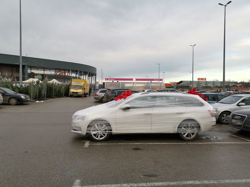 Żart czy prezent? Auto owinięte folią stretch i z przyklejoną czerwoną kokardą 1 inbound4742664730606801506