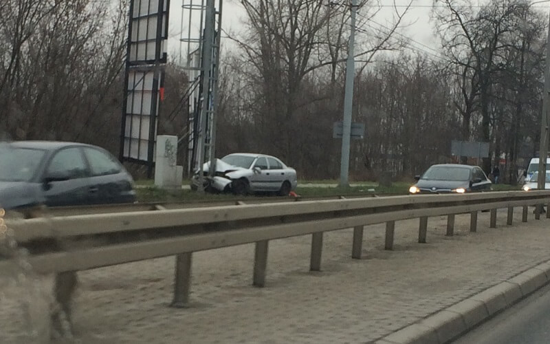 Wypadek na Al. Kraśnickiej w Lublinie. Samochód uderzył w słup tablicy informacyjnej 1 image00001 1 1