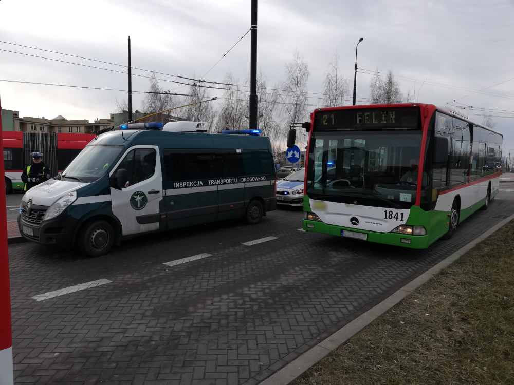 Kontrola autobusów komunikacji miejskiej. Zatrzymano osiem dowodów rejestracyjnych 1 1 4