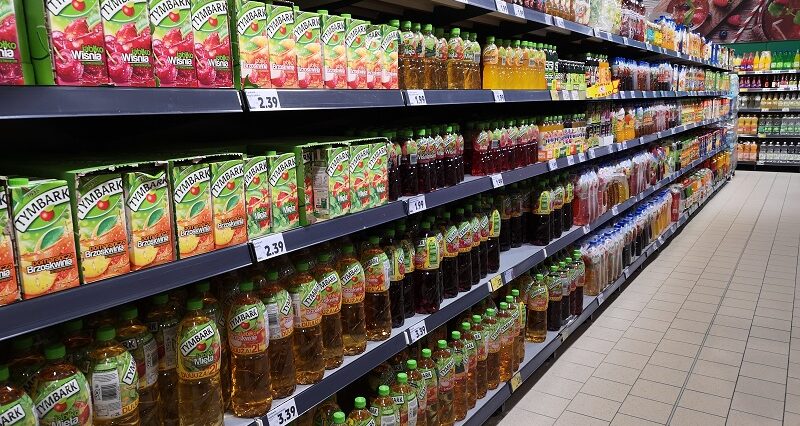 Kaucja na butelki plastikowe od początku 2025 roku ma wynieść 50 gr. Branża napojowa domaga się podwyżki do 1 zł i argumentuje 2 kaufland zakupy słodkie napoje