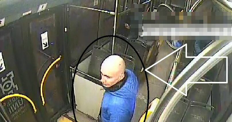 Znaleźli telefon w autobusie i go zabrali. Policja pokazuje zdjęcia i prosi o pomoc w rozpoznaniu 2 350 168084