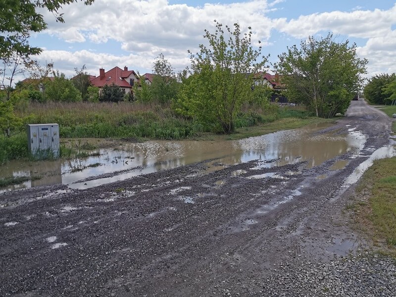 Lublin: Po opadach deszczu ul. Trześniowska zamienia się w rozlewisko. Woda zalewa skrzynkę energetyczną 5 101010292 253250682433883 2243052709060018176 n