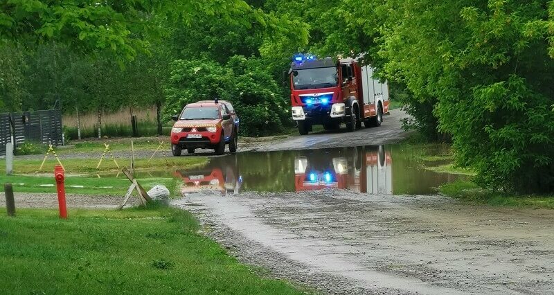 Lublin: Po opadach deszczu ul. Trześniowska zamienia się w rozlewisko. Woda zalewa skrzynkę energetyczną 3 101288510 309880636674824 4910458731109548032 n