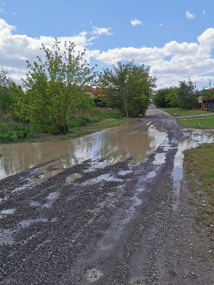 Lublin: Po opadach deszczu ul. Trześniowska zamienia się w rozlewisko. Woda zalewa skrzynkę energetyczną 4 101296839 270429454315119 1322158828275367936 n