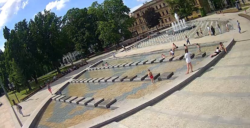 Lublin: Fontanna na pl. Litewskim ponownie oblegana przez dzieci w kąpielówkach 1 kąpiel w fontannie plac litewski