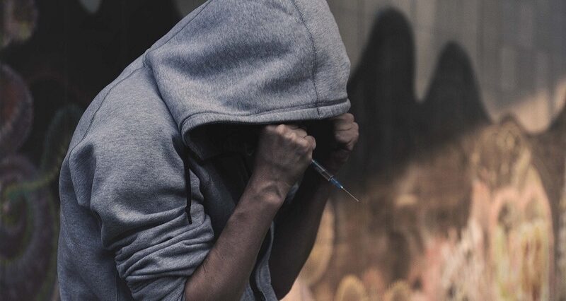 Leczenie psychiatryczne w Polsce - to coraz mniejszy temat "tabu". Znaj swoje prawa i wiedz, gdzie prosić o pomoc 2 narkotyki narkoman strzykawka uzależnienie