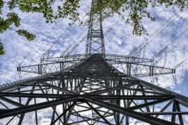 słup linii energetycznej prąd