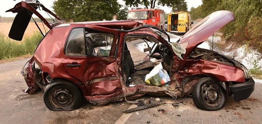 Uderzył w niego opel, volkswagen zderzył się czołowo z fordem. Trzy osoby trafiły do szpitala 1 68 173265