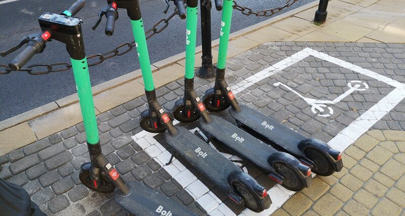 Parking dla elektrycznych hulajnóg na Placu Wolności | fot. Dominik Wąsik