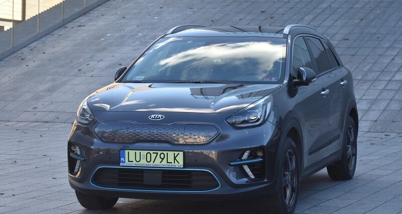 Urząd Marszałkowski w Lublinie kupił nowe auta. Kosztowały ponad 500 tys. zł 1 Marszałek kupił trzy nowe auta elektryczne marki Kia e-Niro