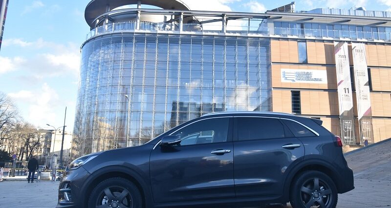 Urząd Marszałkowski w Lublinie kupił nowe auta. Kosztowały ponad 500 tys. zł 2 Marszałek kupił trzy nowe auta elektryczne marki Kia e-Niro