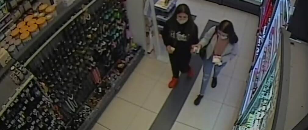 Kradzież w Rossmannie. Kto rozpoznaje nastoletnie złodziejki? 1 kradzież drogeria rossmann lublin