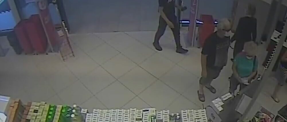 Kolejna kradzież w Rossmannie. Ukradł perfumy o wartości 1000 zł 1 kradzież rossmann złodziej