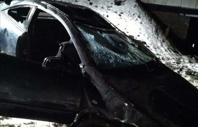 Tragiczny wypadek pod Lublinem. Auto z trójką 18-latków wpadło do rzeki 2 Opel wpadł w rzeki Ciemięga w miejscowości Dys | fot. KMP Lublin