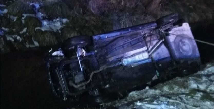 Tragiczny wypadek pod Lublinem. Auto z trójką 18-latków wpadło do rzeki 1 Opel wpadł w rzeki Ciemięga w miejscowości Dys | fot. KMP Lublin