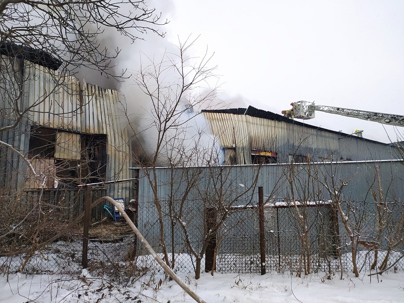 Pożar magazynu AGD i warsztatu samochodowego przy ul. Smoluchowskiego | fot. KM PSP w Lublinie
