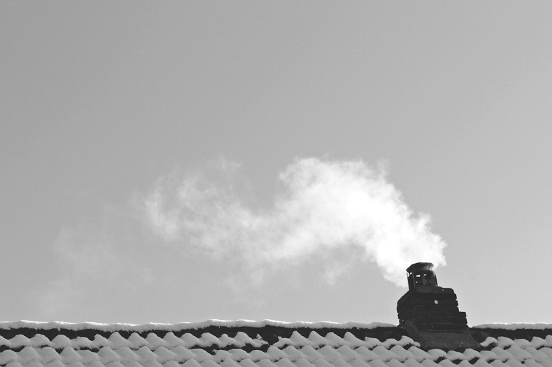 Szkodliwy smog w Lublinie — miasto walczy z zanieczyszczeniem na różne sposoby. 1 mln zł na wymianę źródła ciepła w 2023r 5 komin dym smog
