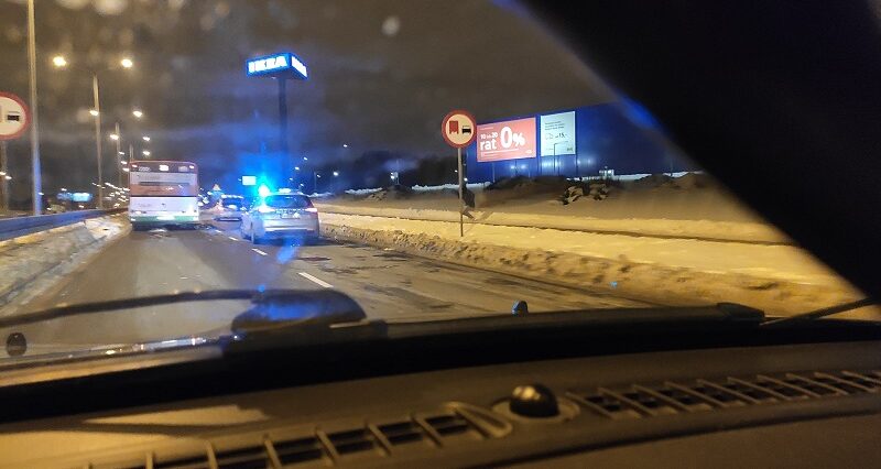 Zderzenie aut na wjeździe do Lublina. Utrudnienia na jezdni w kierunku centrum 1 Zderzenie aut na al. Spółdzielczości Pracy w Lublinie | fot. czytelnik Marcin