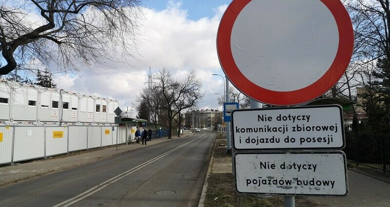Kierowcy nie patrzą na znaki i wjeżdżają pod zakaz. Mandaty na kwotę 25 tys. złotych 1 Kierowcy nagminnie łamią zakaz i wjeżdżają na ul. Młyńską | fot. Dominik Wąsik