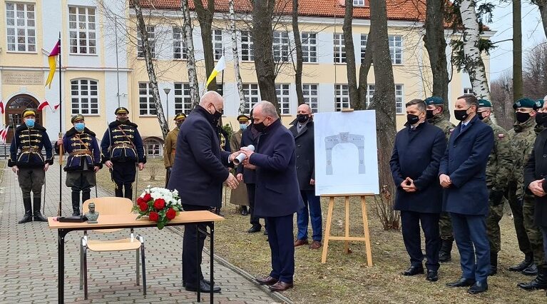 Łuk triumfalny w Tomaszowie Lubelskim. Jacek Sasin o planach budowy 1 Jacek Sasin złożył podpis pod aktem erekcyjnym pod budowę łuku triumfalnego w Tomaszowie Lubelskim