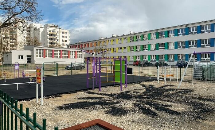 Plac zabaw przy Szkole Podstawowej nr 57 będzie gotowy w czerwcu 1 Na terenie Szkoły Podstawowej nr 57 powstaje nowy plac zabaw