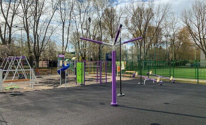 Plac zabaw przy Szkole Podstawowej nr 57 będzie gotowy w czerwcu 2 Na terenie Szkoły Podstawowej nr 57 powstaje nowy plac zabaw