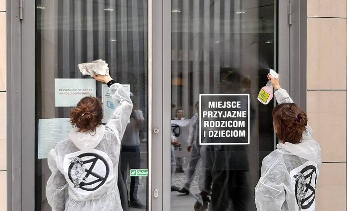 Umyli okna urzędnikom. "Te symboliczne happeningi to dopiero początek" 1 Aktywiści Extinction Rebellion umyli okna Urzędu Marszałkowskiego w Lublinie
