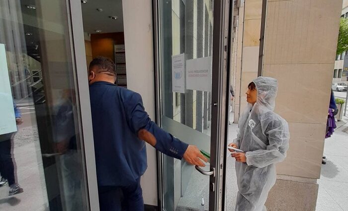 Umyli okna urzędnikom. "Te symboliczne happeningi to dopiero początek" 2 Aktywiści Extinction Rebellion umyli okna Urzędu Marszałkowskiego w Lublinie