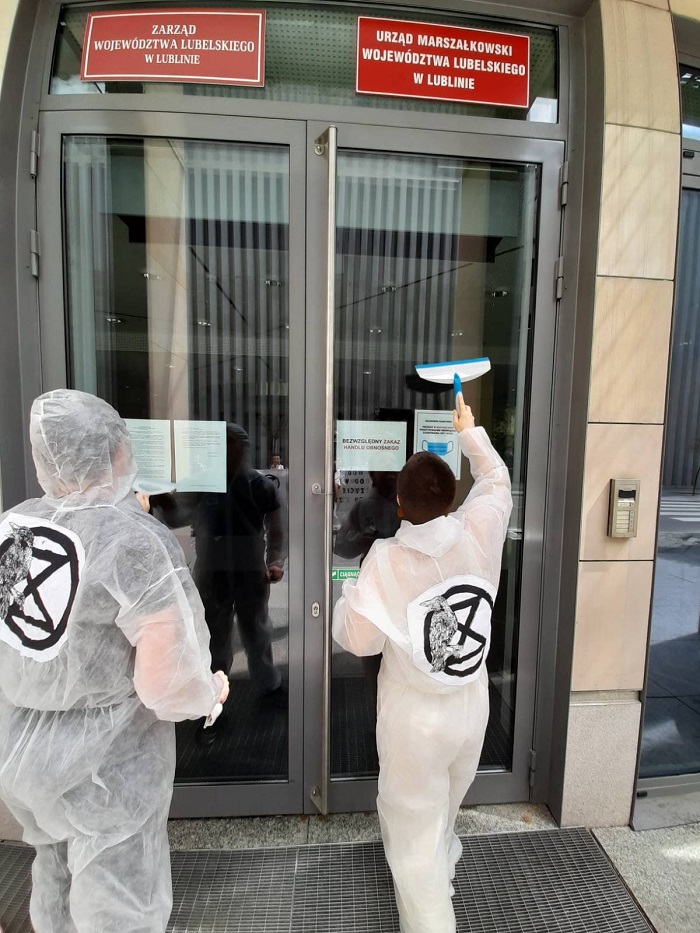 Umyli okna urzędnikom. "Te symboliczne happeningi to dopiero początek" 4 Aktywiści Extinction Rebellion umyli okna Urzędu Marszałkowskiego w Lublinie