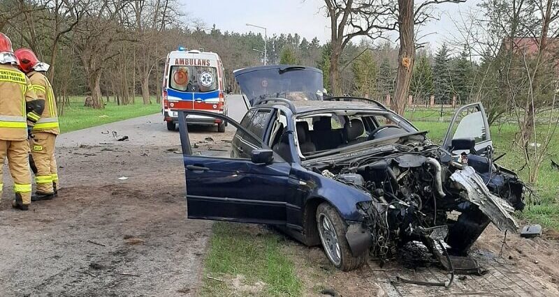Pijany 20-latek uderzył BMW w drzewo. Jedna z pasażerek wypadła z auta, pięć osób w szpitalu 1 20-latek na prostym odcinku drogi wjechał w drzewo w m. Dyle