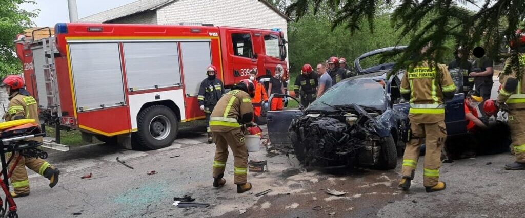Z dużą prędkością wjechał w ogrodzenie kościoła. Chciał zabić żonę i siebie? 1 52-latek wjechał celowo w ogrodzenie kościoła w Świdniku Dużym
