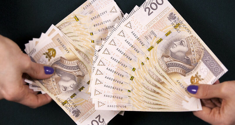 Fałszywy pracownik banku, po weryfikacji sms wyłudził od mężczyzny blisko 20 tys. zł 2 pieniądze 200 złotych banknoty
